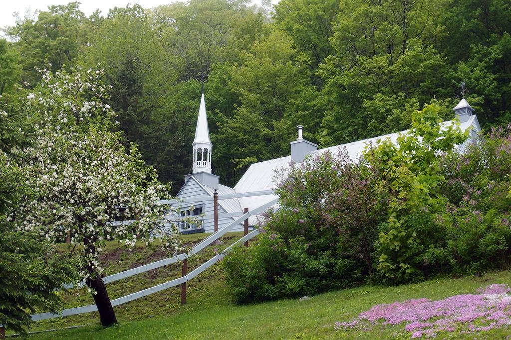Le Petit Clocher Gite Touristique B & B Saint-Sauveur-des-Monts Exteriör bild