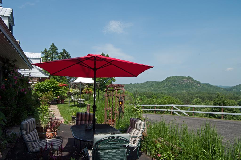 Le Petit Clocher Gite Touristique B & B Saint-Sauveur-des-Monts Exteriör bild
