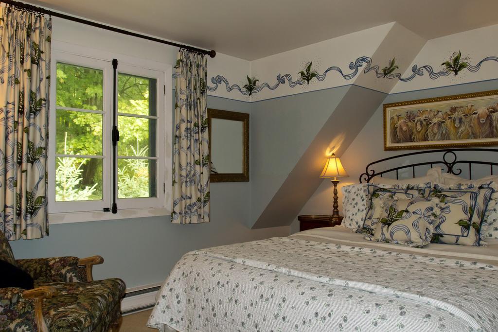 Le Petit Clocher Gite Touristique B & B Saint-Sauveur-des-Monts Rum bild