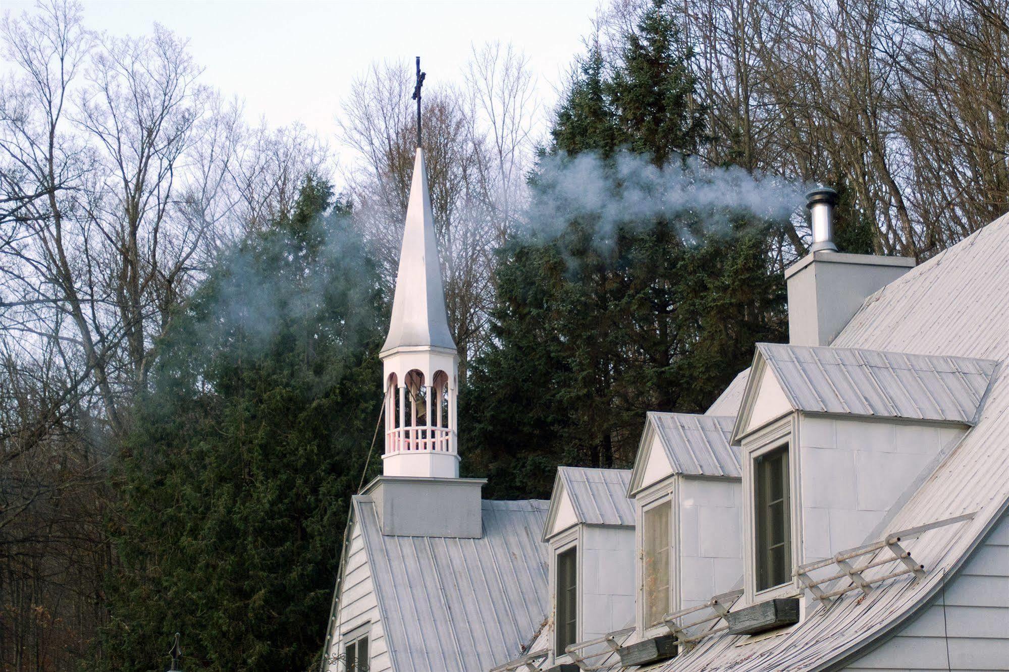 Le Petit Clocher Gite Touristique B & B Saint-Sauveur-des-Monts Exteriör bild