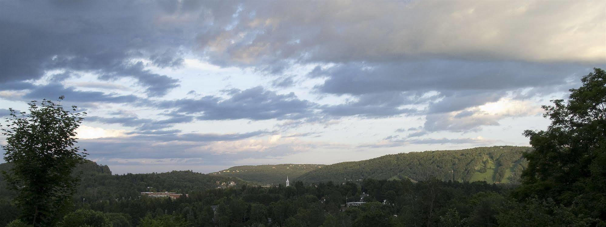 Le Petit Clocher Gite Touristique B & B Saint-Sauveur-des-Monts Exteriör bild
