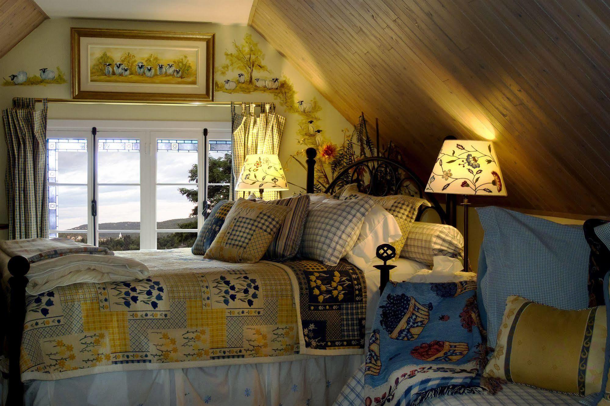 Le Petit Clocher Gite Touristique B & B Saint-Sauveur-des-Monts Exteriör bild
