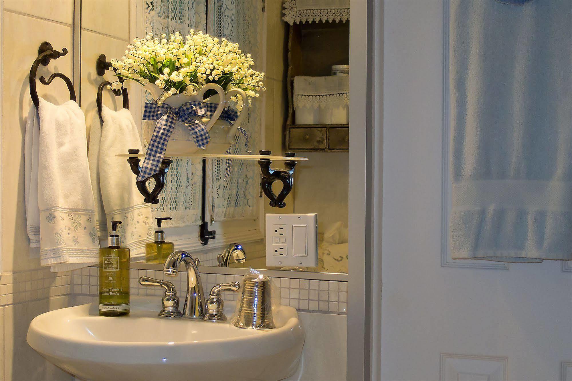 Le Petit Clocher Gite Touristique B & B Saint-Sauveur-des-Monts Exteriör bild
